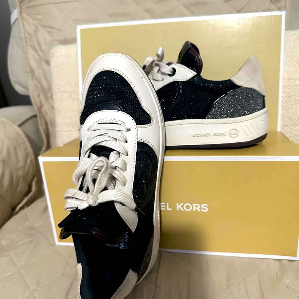 Blanco, negro y plateado, una sola postura, size 6